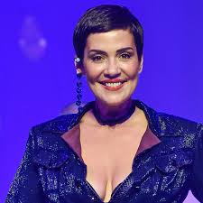 7 palettes de fards à paupières parfaites pour les yeux marrons. Cristina Cordula Elle Affiche Un Maquillage Canon Sous Une Visiere De Protection Femme Actuelle Le Mag