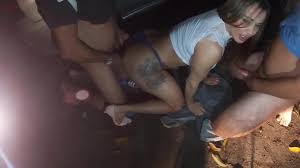 Mulher peituda gosta de fazer Gangbang com varios homens na rua - XNXX.COM