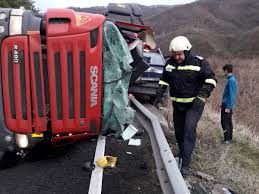 Aceasta este deja în construcţie pe două sectoare. Foto Accident Grav Pe Valea Oltului Un Tir S A RÄƒsturnat Peste O MaÈ™inÄƒ È™oferul Vinovat A Murit Eveniment Tribuna