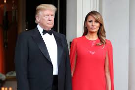 Fan page of melania trump. Melania Donald Trump Letztes Weihnachtsfoto Aus Dem Weissen Haus Zeigt Sie Im Partnerlook Gala De