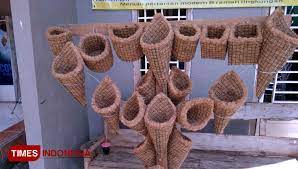 Sabut kelapa kering dapat dimanfaatkan untuk pembuatan pot gantung.pot gantung yang terbuat dari sabut kelapa bersifat lembab dan mudah menyerap udara. Di Tangan Pemuda Lamongan Sabut Kelapa Jadi Media Taman Dan Pot Bunga Times Indonesia