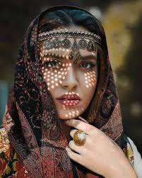 إن العيونَ التي بالوصلِ تُضحكني هيَ العيونُ الّتي بالهجرِ تُبكيني "