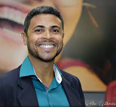 Finalizando a semana profissional do Colégio DOM com o ator e comediante Alan  Miranda. Alan, muito sucesso!!! Foi um prazer te ouvir, fotografar e rir  com você 😉😄😘