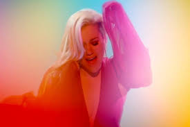 Heartbeat song is a song by american singer kelly clarkson from her seventh studio album, piece by piece (2015). Kelly Clarkson Premieres Sweet Heartbeat Song Music Video