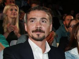 Экранной партнершей актера стала серафима низовская. Denis Nikiforov Zhit Ne Hochetsya Spryatatsya By Na Ostrove Sobesednik