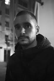 El artista bilbaíno Jorge Isla y su obra “Le reflet”, ganador del Premio  Ciudad de Alcalá de Artes Visuales