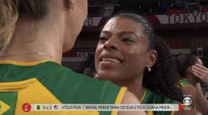 Fe Garay explode nas redes com prata do vôlei feminino