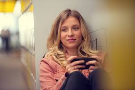 How to sell drugs online (fast) season 3 synopsis last season saw moritz and lenny's drug empire undergo drastic changes, with mo's ego going through the roof as the business expands. How To Sell Drugs Online Fast Staffel 1 Film Rezensionen De