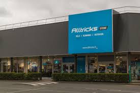 Point s uk is part of europe's leading group of independent professional tyre dealers with a network of over 1400. Coignieres Le Magasin Alltricks Se Fait Voler 100 000 Euros De Velos La Gazette De Saint Quentin En Yvelines