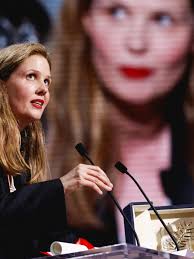 Cannes: la Palme d'or Justine Triet attaque la politique du gouvernement