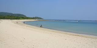 Memiliki pantai yang landai dan tidak banyak karang. 10 Wisata Pantai Di Banten Mempesona