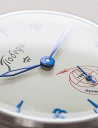 pobeda pervye v kosmose a050 petrodvorcovyj chasovoj zavod gorditsya tem chto v 1961 godu pervye naruchnye chasy v kosmose byli pobe chasy naruchnye chasy kosmos