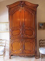 Rare Provencal Regence Period Buffet Presentoir A Faience In Solid Carved Walnut With Four Doors Rocaille Design Chapeau De Gendarme Cornice And T Mit Bildern Periode