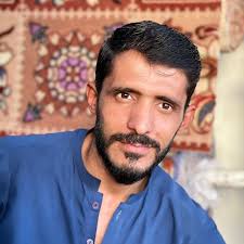 لا يو غم راځينې لاړ نۀ وي بل راشي مګر زۀ پيدا په ورځ د شور و شر يم زړۀ مې  غار غار دے څۀ به وليکم څۀ به ووايو