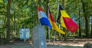 Dünya'nın en şaşırtıcı sınırı belçika hollanda sınırı çitler yok, silahlı askerler yok, gümrük yok.ülke sınırınızın çiçeklerle, bir kafe. Hollanda Belcika Ve Almanya Dan Ortak Mesaj Sinirlari Gecmeyin Ve Evde Kalin