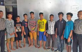 Miris, dijadikan tebusan bayar utang, siswi sma digilir 10 pria, 8 pelaku. Gadis Bawah Umur Digilir Sebelas Pria Korban Alami Pendarahan