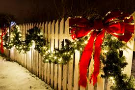 Die weihnachtsdeko außen ist besonders in der kalten, dunklen jahreszeit willkommen, wo sich doch alle menschen über ein licht freuen, das aus dem garten natürlich gehören auch girlanden für das geländer der veranda zu dieser deko, ebenso die leuchtschlangen an der eingangstür, die sich dort. Weihnachtsdeko Im Garten Festlich Aber Wetterfest Garten Garten