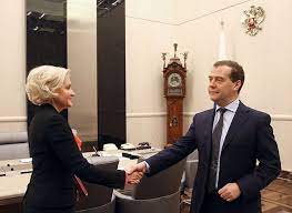 1 para anggota keluarga korban membawa gambar para pekerja garmen yang hilang, selama protes menuntut hukuman mati bagi mereka yang bertanggung jawab atas runtuhnya gedung. File Olga Golodets And Dmitry Medvedev 29 April 2013 Jpeg Wikimedia Commons