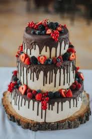 Pin Von Veronika Auf Sweets Torte Hochzeit Rustikale Hochzeitstorten Schokoladenerdbeeren