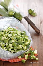 Sposta le zucchine congelate in un sacchetto o un contenitore adatto al freezer. Come Congelare Le Zucchine Crude Nei Sacchetti Del Freezer