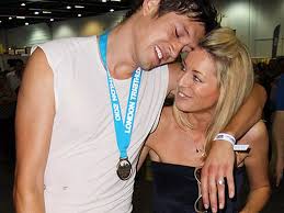 Tess Daly props up Vernon Kay after he finishes the London Triathlon - Mirror Online