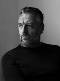 Zit ik ergens sushi te eten, dan schelden ze me uit'