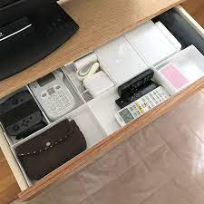 テレビ台には ゲームやdvdなどテレビ関連のアイテムを収納している人が多いのではないでしょうか でも 中には 何を入れたら良いか悩んでいる人もいるようです みんなはどのように収納しているのかを知って 上手に収納スペースとして活用したいですよね そこで