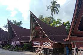 Lumbung ini berada di depan rumah dan dibatasi dengan pelataran luar. Rumah Bolon Rumah Adat Suku Batak Bobo
