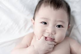 Otak dan indra tubuhnya akan berkembang pesat. Perkembangan Bayi Usia 0 11 Bulan Hello Sehat