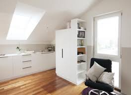 Dachschragen Platz Optimal Ausnutzen So Geht S Dachschrage Begehbarer Schrank Leseecke