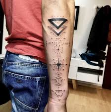 Wenn Sich Manner Schminken Dann Fur Immer Sinnliche Und Kraftvolle Manner Tatowierungen In Untersch Falsche Tattoos Tattoo Ideen Coole Tattoos Fur Manner