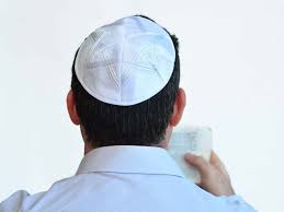 Le port de la kippa n'est pas une obligation religieuse mais une tradition, devenue un symbole de ralliement de la communauté juive. Kippa Origine Signification Pourquoi Les Juifs La Portent Elle