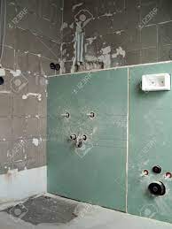 Wie gross ist das badezimmer(qm)? Vorbau Fur Die Installation Badezimmer Eingerichtet Lizenzfreie Fotos Bilder Und Stock Fotografie Image 36076461