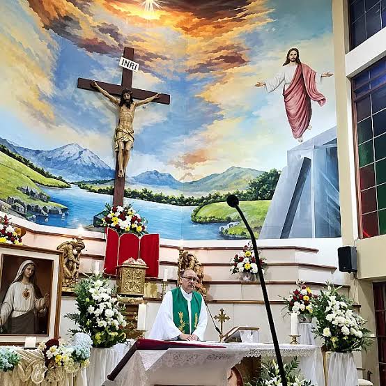 Padre morre após cruz cair sobre ele durante missa transmitida ao vivo - Portal Mais 360