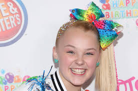 Is about 5 feet 4 inches (161.8 centimeters), siwa towers 5 inches (12.7 centimeters) over the average woman. A Brief Explainer On Jojo Siwa For Everyone Who Keeps Hearing The Name Jojo Siwa But Have No Idea Who She Is