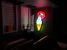 neon tabela panosundaki pin