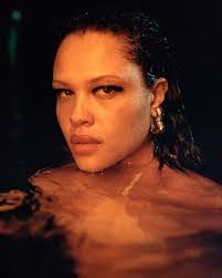 Ellena Collins's Instagram, Twitter & Facebook