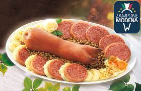 Le materie prime tritate passano in un'impastatrice, dove vengono successivamente amalgamate e aromatizzate con sale e spezie. La Storia Modena Igp