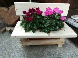 Kleine Dekorative Holzbank Mit Blumenkasten Blumenkasten Bastelarbeiten Kasten
