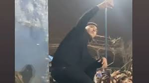 En esta ocasión, por verse involucrado en una huida de la policía a bordo de un automóvil presuntamente. Sorprenden Show De Cantante Pablo Chill E En La Granja Con Cerca De 100 Asistentes Hubo Solo Dos Detenidos Emol Com
