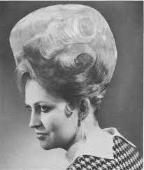 Hairstyles with a large characteristic volume of the 60s, with details such as long waves and curls are not characterized by discreet and shy hairstyles. Pin On Vintage Big Hair