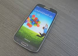 Culorile reclamelor sugereaza ca terminalul ar putea veni atat in alb, cat si in negru. Samsung Galaxy S4 Der Test