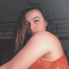 Samantha Arnold's Instagram, Twitter & Facebook