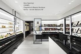 Chanel Riapre La Sua Boutique A Roma In Via Del Babuino Chanel Riapre Le Porte Della Sua Prima Boutique A Roma Chanel Fragrance Beauty Boutique Beauty Perfume