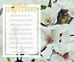 Buon Compleanno Persona Speciale Bellezza Auguri Amicizia Amica Italian Quotes Happy Birthday Dedica Gioiosa Cosa Fior Buon Compleanno Compleanno Fiori Bianchi
