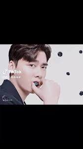 Fan Talking about Li yifeng fan បាននិយាយថា " ខ្ញុំស្រលាញ់ លីអុិហ្វុង  ចូលចិត្ដមក4ឆ្នាំហេីយ តាំងពីពេលខ្ញុំនៅក្មេងនៅឡេីយ  អុិហ្វុងជាតារាដំបូងដែលខ្ញុំ ...