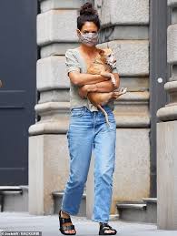 For many months now stories are circulating in the tabloid about katie holmes's pregnancy. Katie Holmes And Daughter Suri Walk With Dogs In New York Oltnews