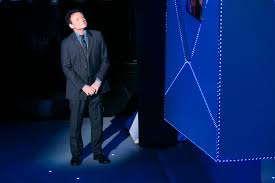 Se il destinatario accetta di fare pace o di incontrare chi l'ha chiamato, la busta, posta al centro dello studio, si apre e le due persone possono abbracciarsi. C E Posta Per Te Francesco Totti Massimo Ranieri E Le Storie Della Sesta Puntata Tv Sorrisi E Canzoni