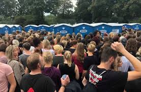 Die toten hosen (literally the dead trousers, figuratively dead boring referring to erectile dysfunction) is a german punk rock band from düsseldorf. Die Toten Hosen In Stuttgart Gefeiert Bis Zu 45 Minuten Mussten Fans Vor Klokabinen Warten Stuttgart Stuttgarter Zeitung