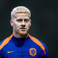 Het nummerbord van de Cadillac van de leider werd vereerd in de liedjes van  het sektarische Apostolisch Genootschap. Ronald Blom uit Schoorl wilde niet  meer en stapte eruit